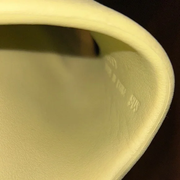 YEEZY slides - Picture 7 of 9